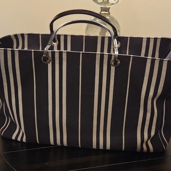 BURBERRY Large Tote Zip Shopper - Picture 3 of 15